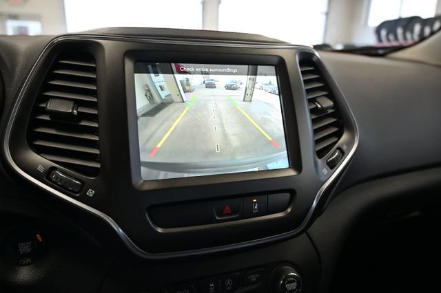 Used 2022 Jeep Cherokee Trailhawk AWD/4WD image 17