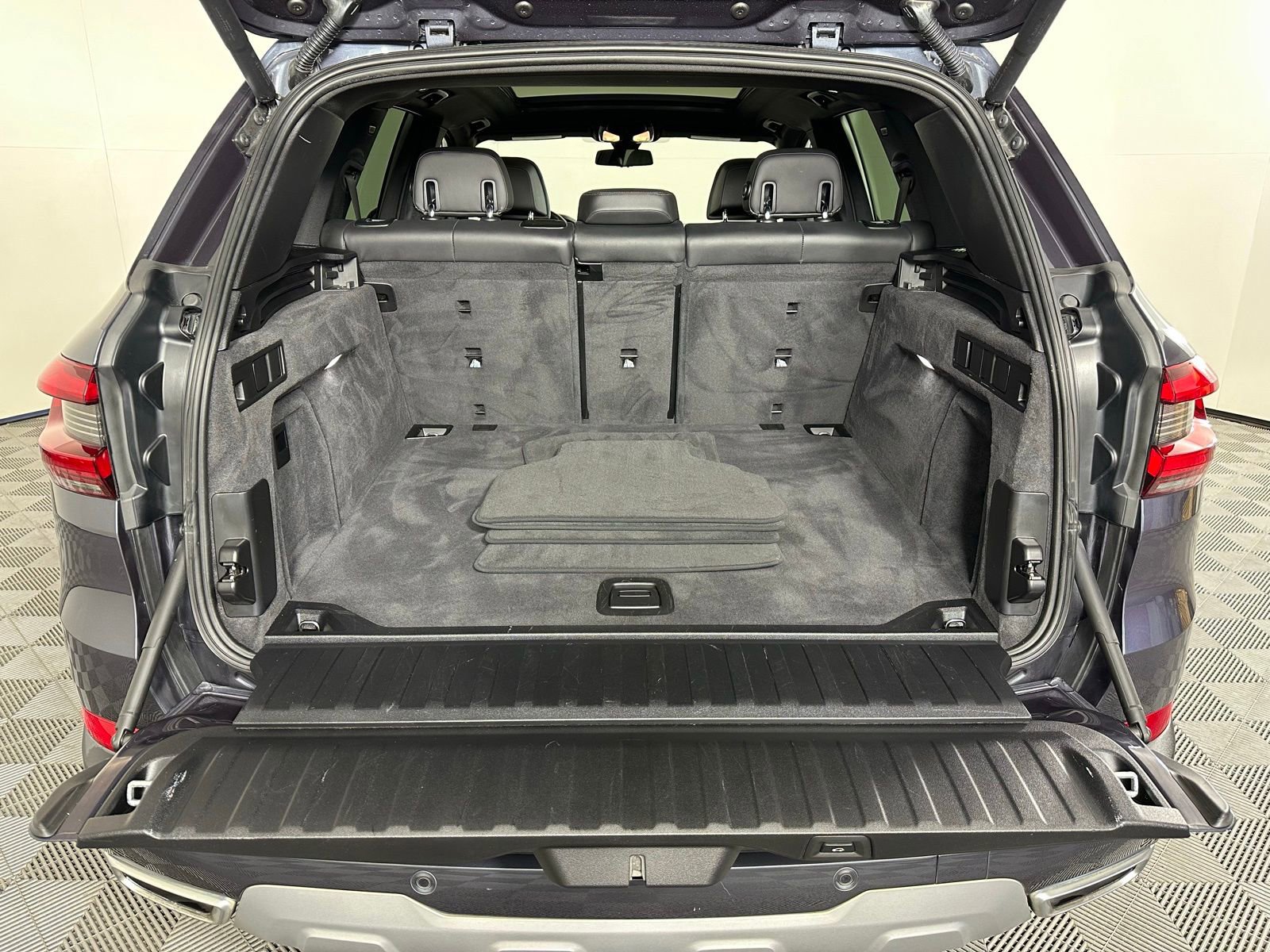 Used 2019 BMW X5 xDrive50i w/ Parking Assistance Package image 28