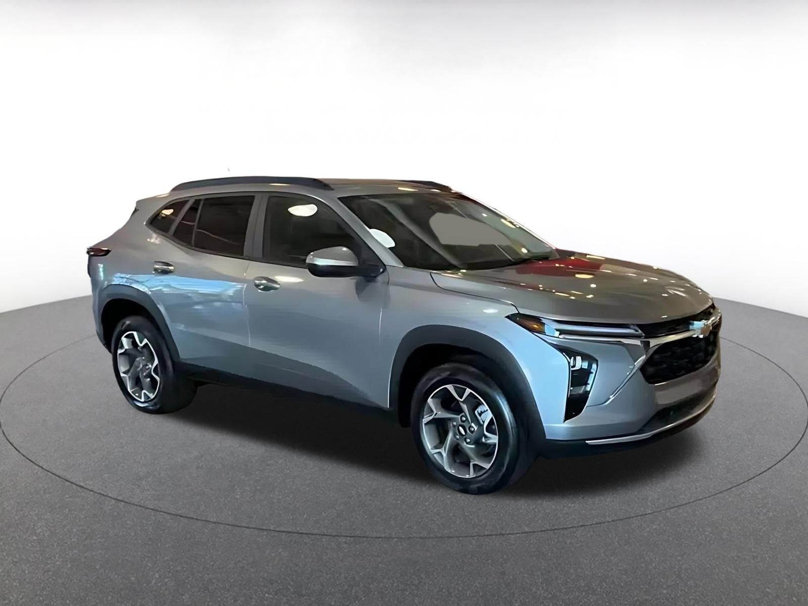 Used 2026 Chevrolet Trax LT FWD image 2