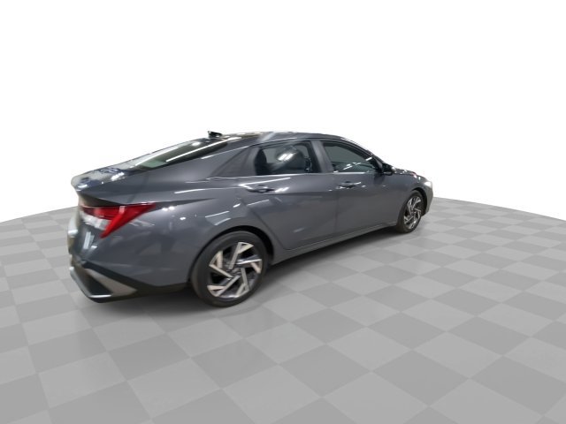 Used 2025 Hyundai Elantra SEL FWD image 2