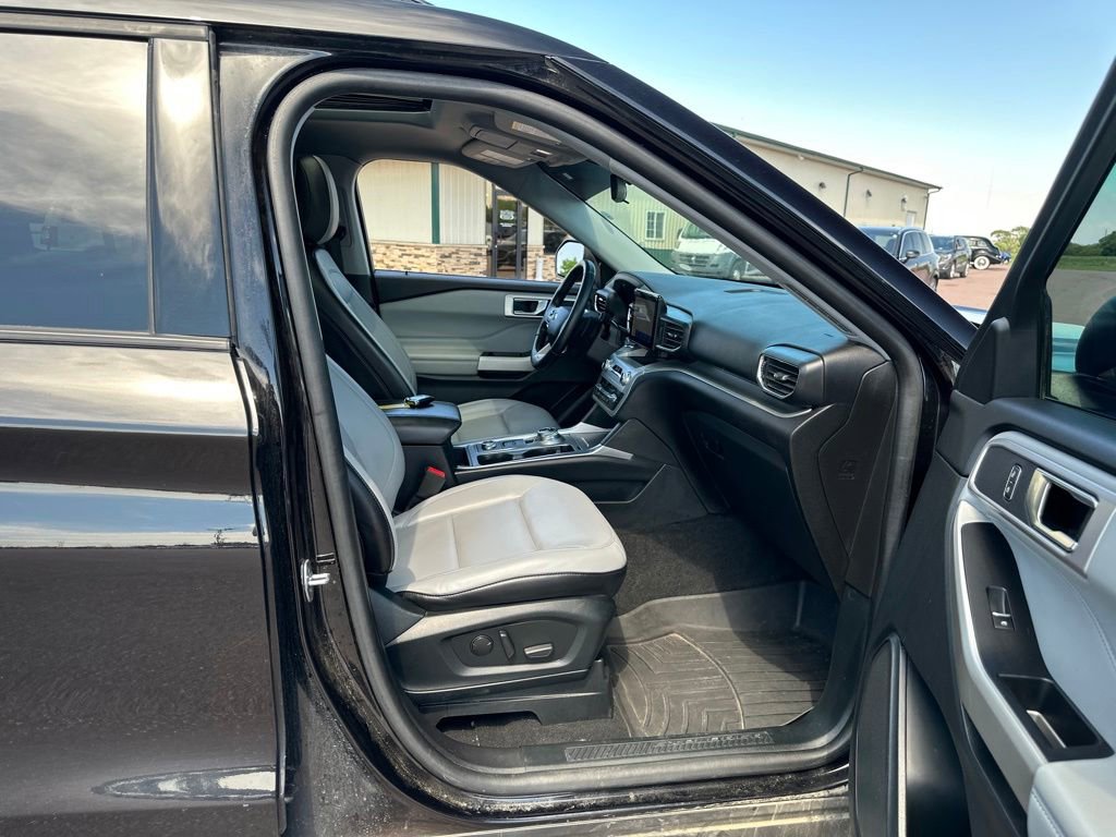 Used 2021 Ford Explorer XLT w/ Equipment Group 202A AWD/4WD image 29