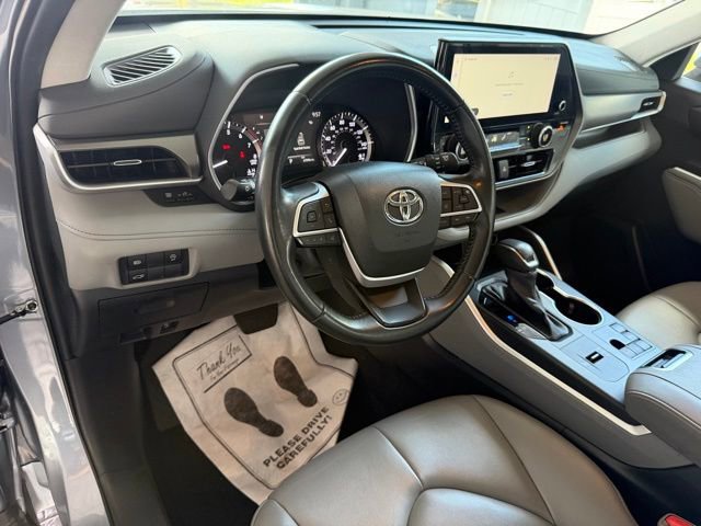 Used 2023 Toyota Highlander XLE FWD image 14