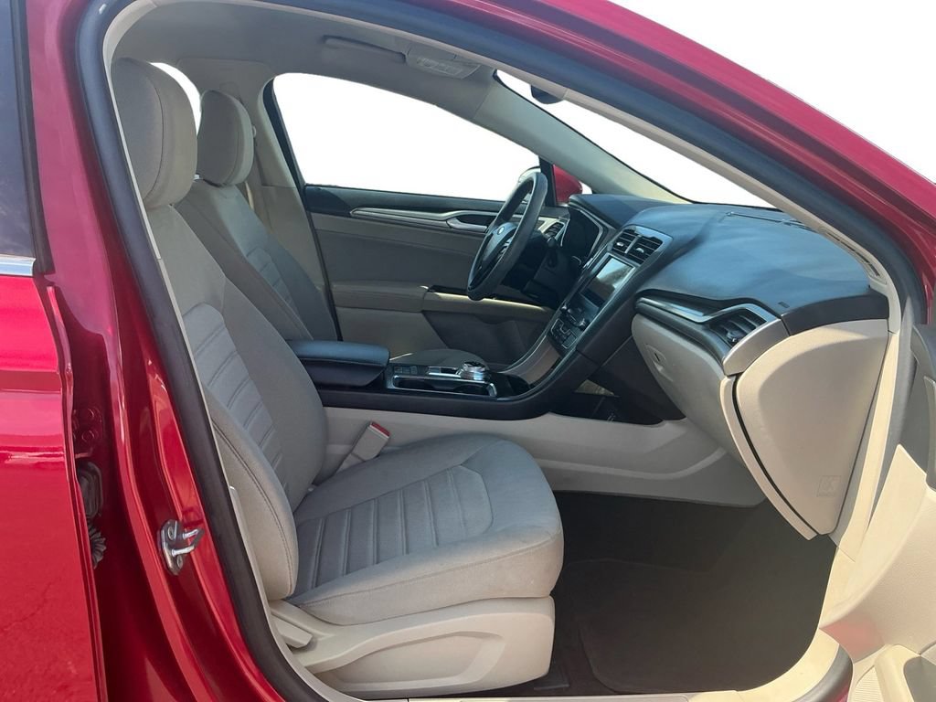 Used 2020 Ford Fusion SE FWD image 22