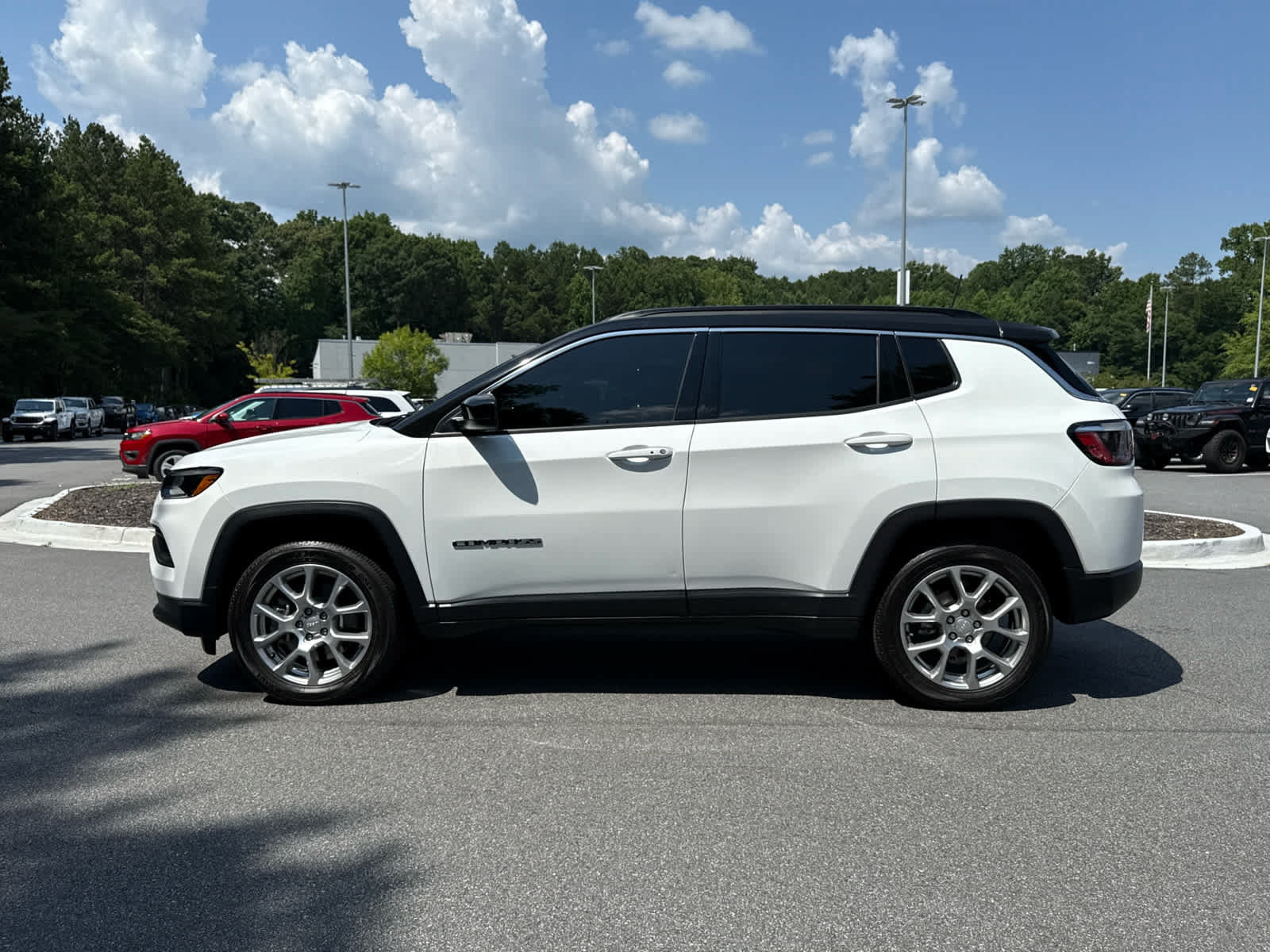 Used 2024 Jeep Compass Latitude w/ Sun and Sound Group AWD/4WD image 2