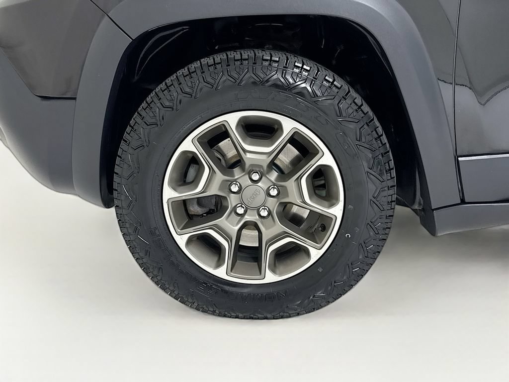 Used 2020 Jeep Cherokee Trailhawk AWD/4WD image 31