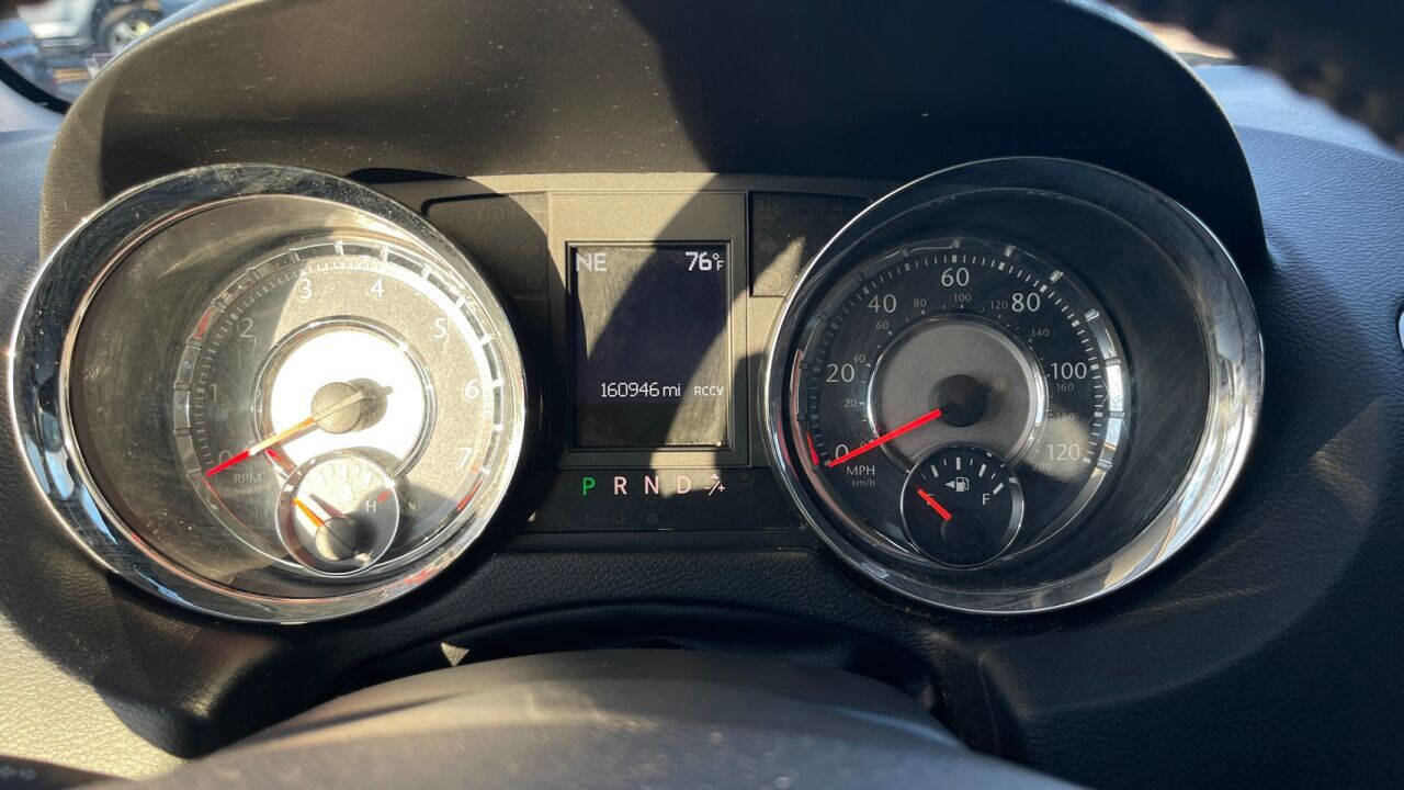 Used 2014 Chrysler Town & Country Touring image 14