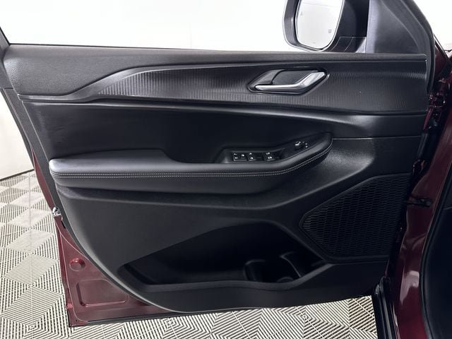 Used 2025 Jeep Grand Cherokee Laredo AWD/4WD image 23