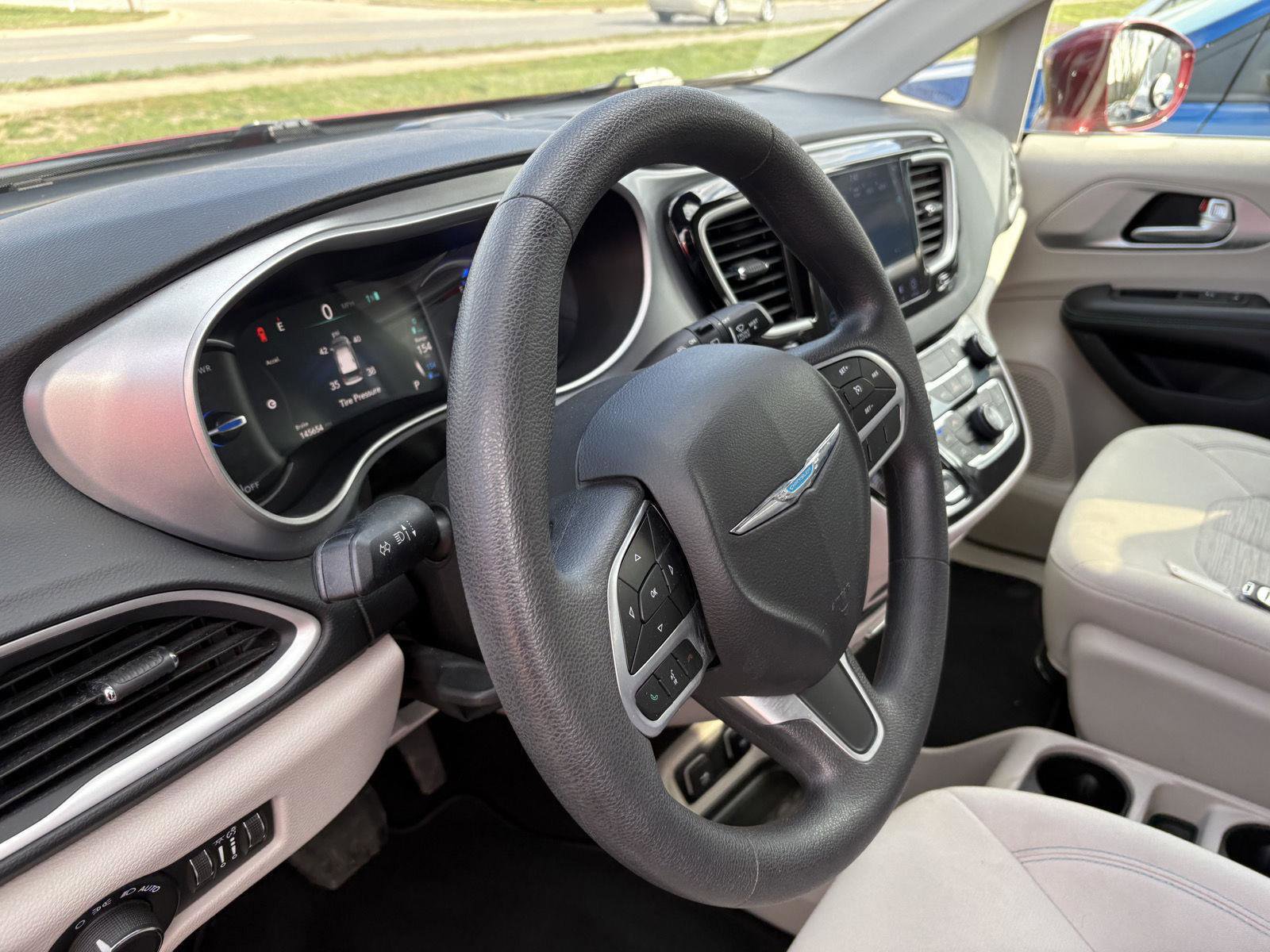 Used 2018 Chrysler Pacifica Touring Plus image 7