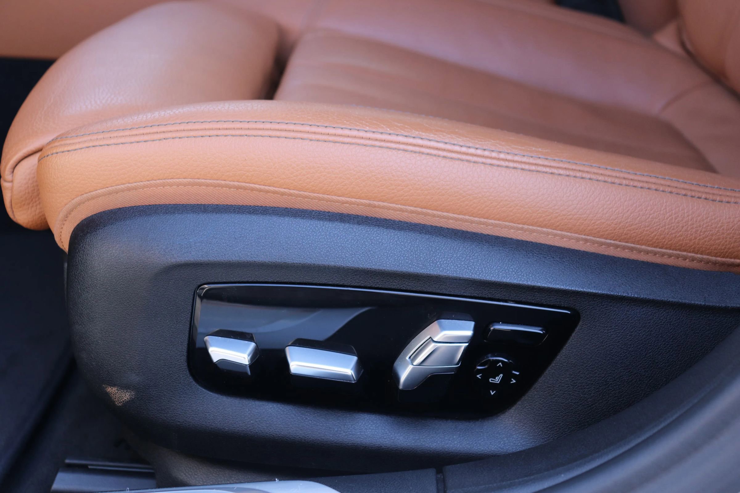 Used 2019 BMW 740i w/ M Sport Package RWD image 5