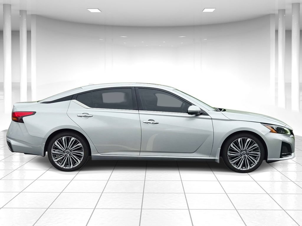 Used 2023 Nissan Altima 2.5 SL FWD image 2