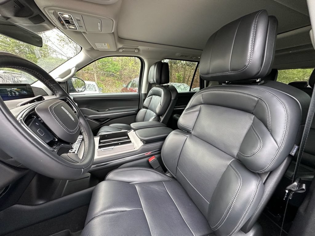 New 2025 Lincoln Navigator Reserve AWD/4WD image 17