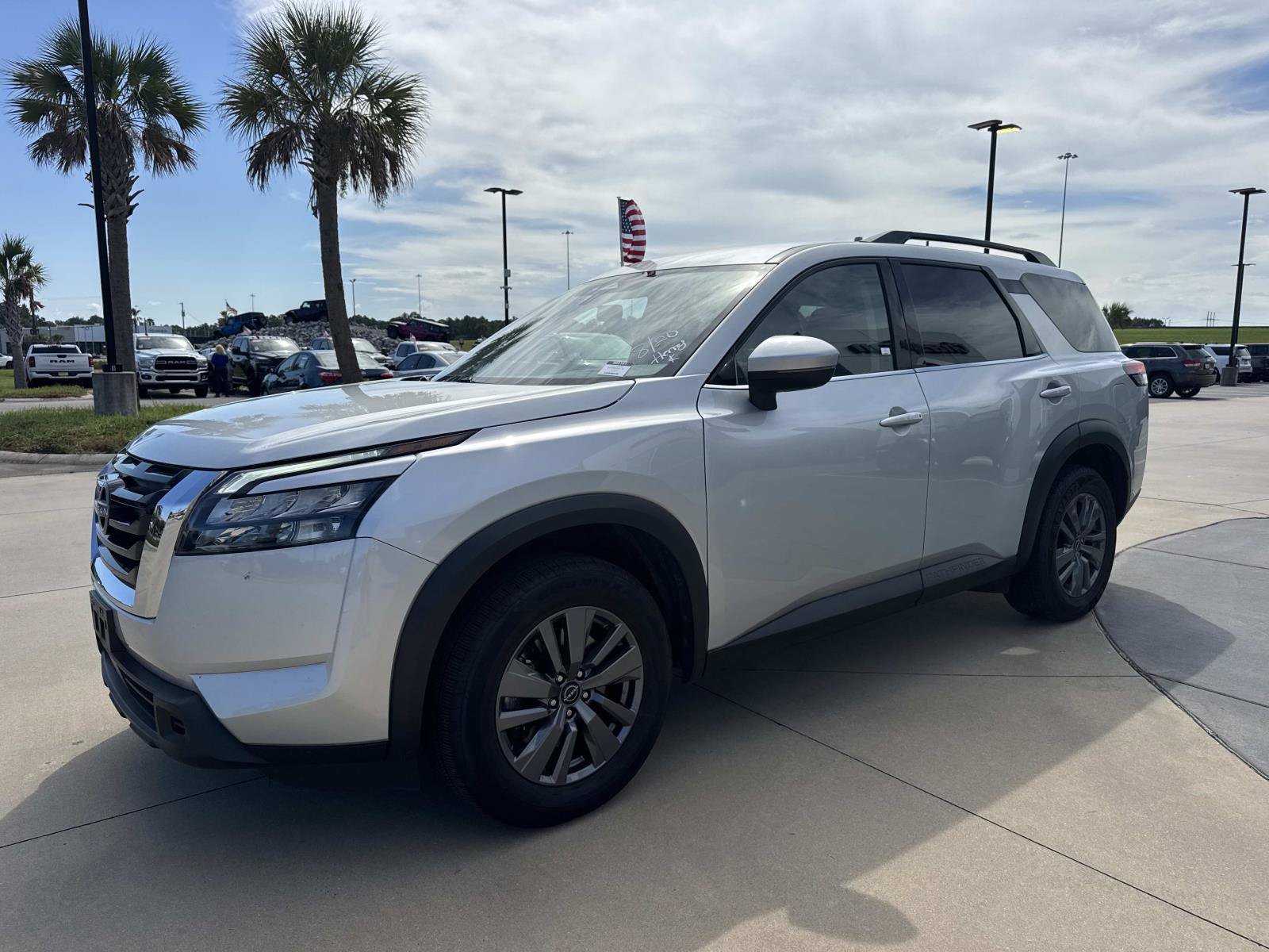 Used 2024 Nissan Pathfinder SV FWD image 3