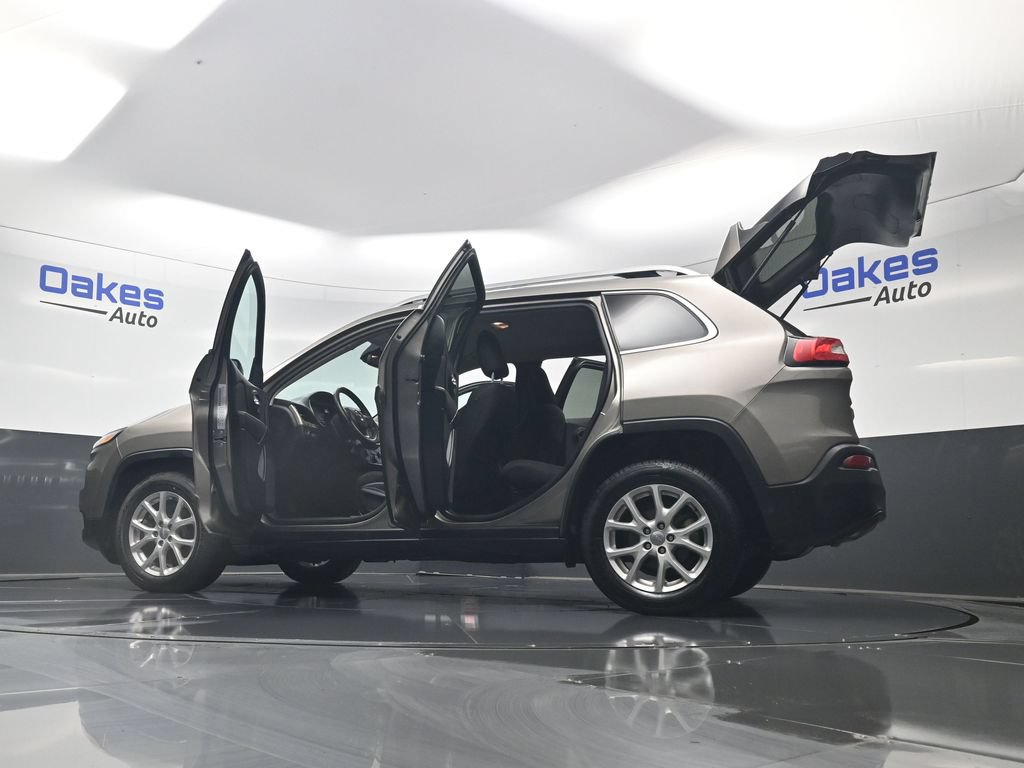 Used 2017 Jeep Cherokee Latitude w/ Cold Weather Group FWD image 57