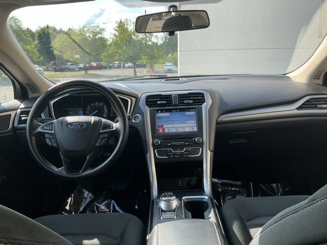 Used 2017 Ford Fusion SE w/ Fusion SE Technology Package FWD image 2