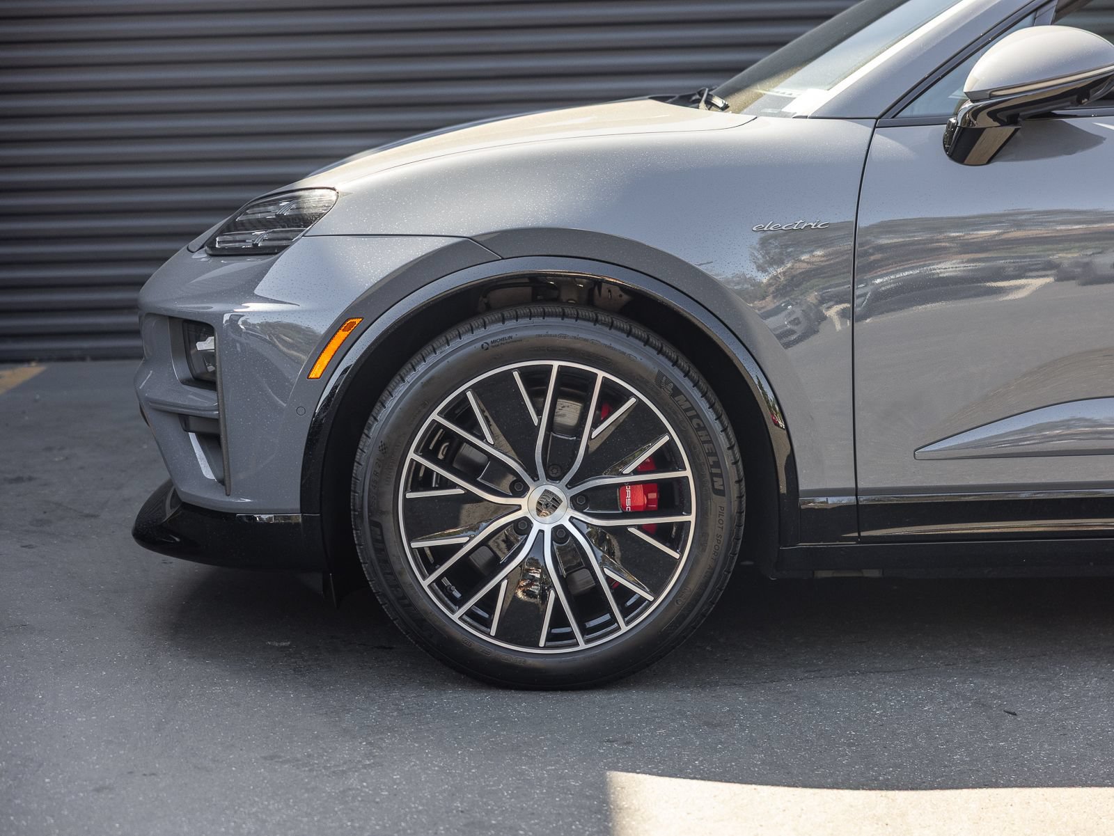 Certified 2025 Porsche Macan Turbo Electric AWD/4WD image 12