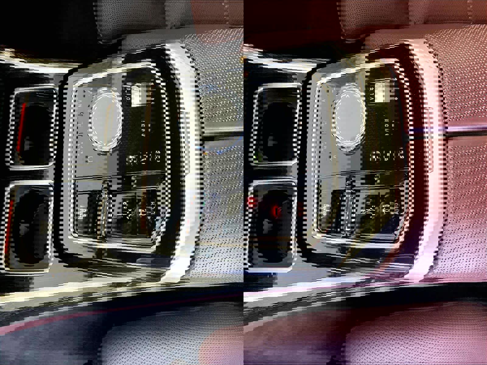 Used 2025 BMW 740i w/ Premium Package image 19