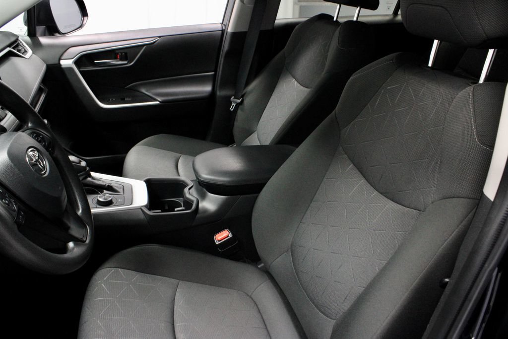 Used 2022 Toyota RAV4 XLE AWD/4WD image 25