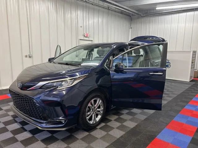 Used 2022 Toyota Sienna XSE image 14