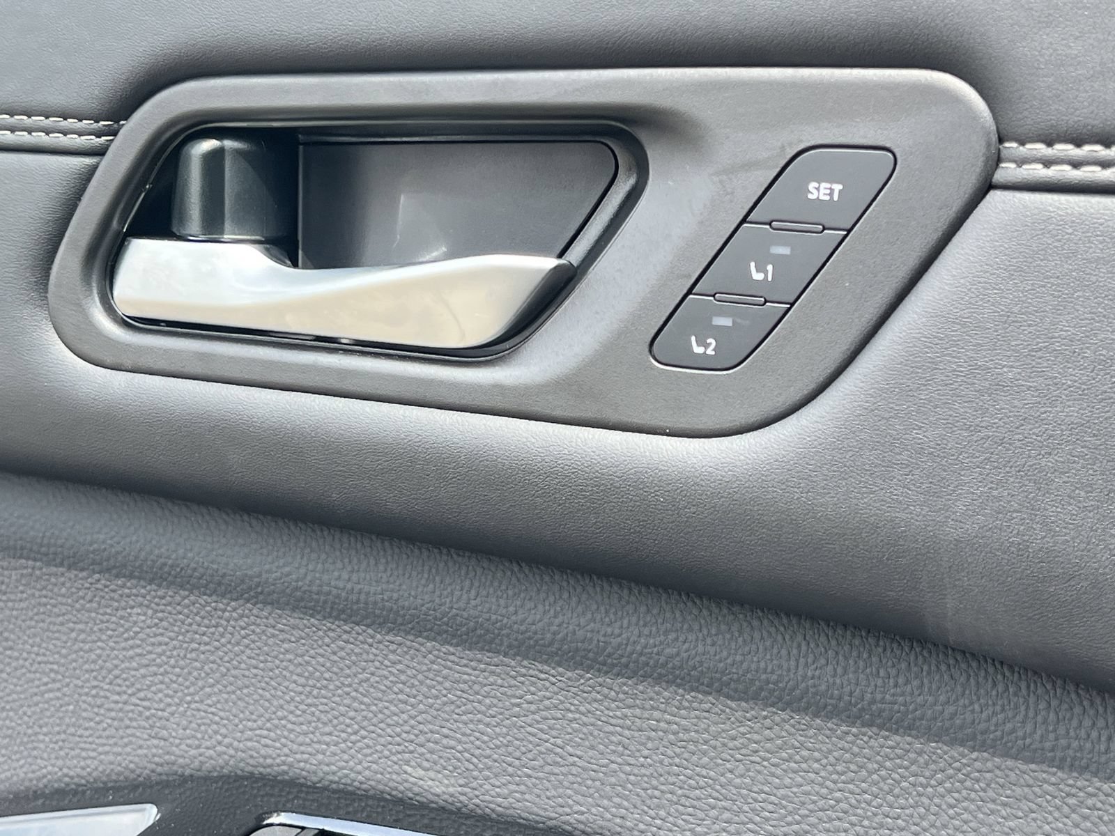 New 2026 Nissan Pathfinder Platinum FWD image 16