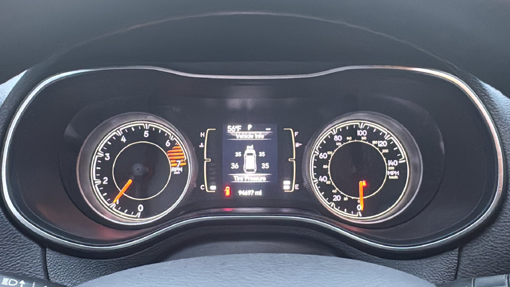Used 2019 Jeep Cherokee Latitude Plus w/ Cold Weather Group AWD/4WD image 18