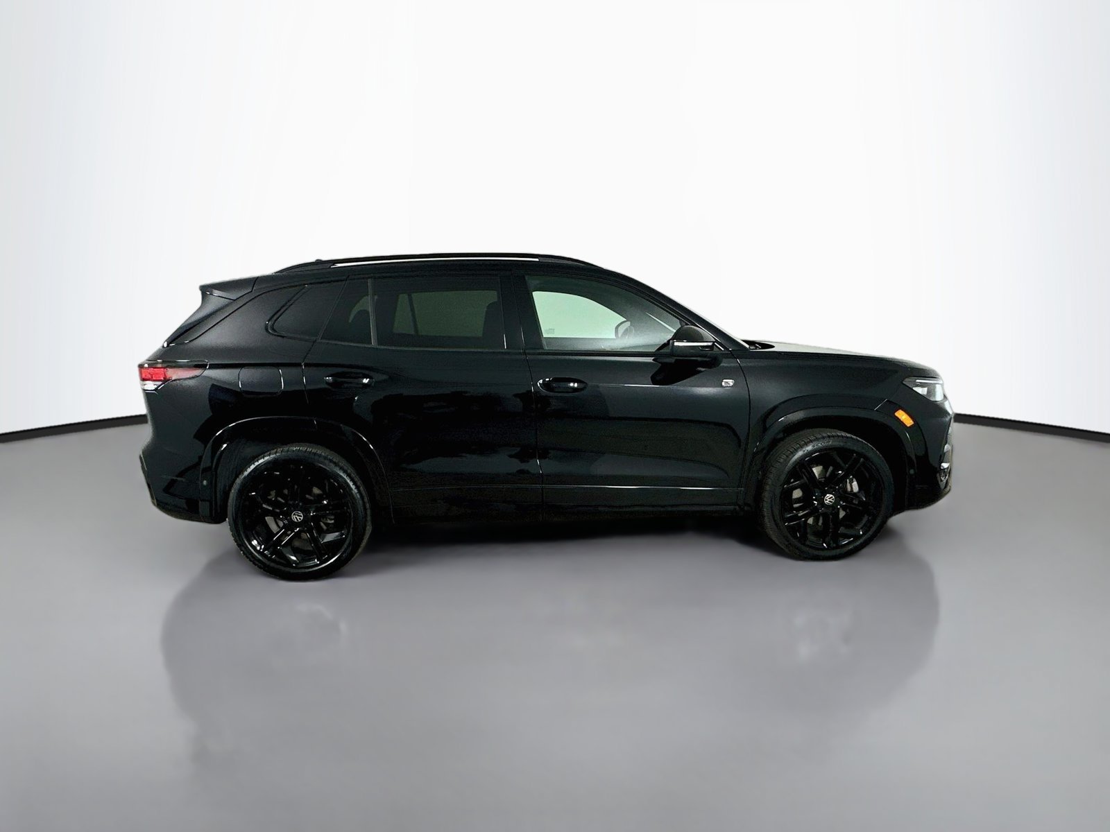 Certified 2026 Volkswagen Tiguan SE R-Line AWD/4WD image 4