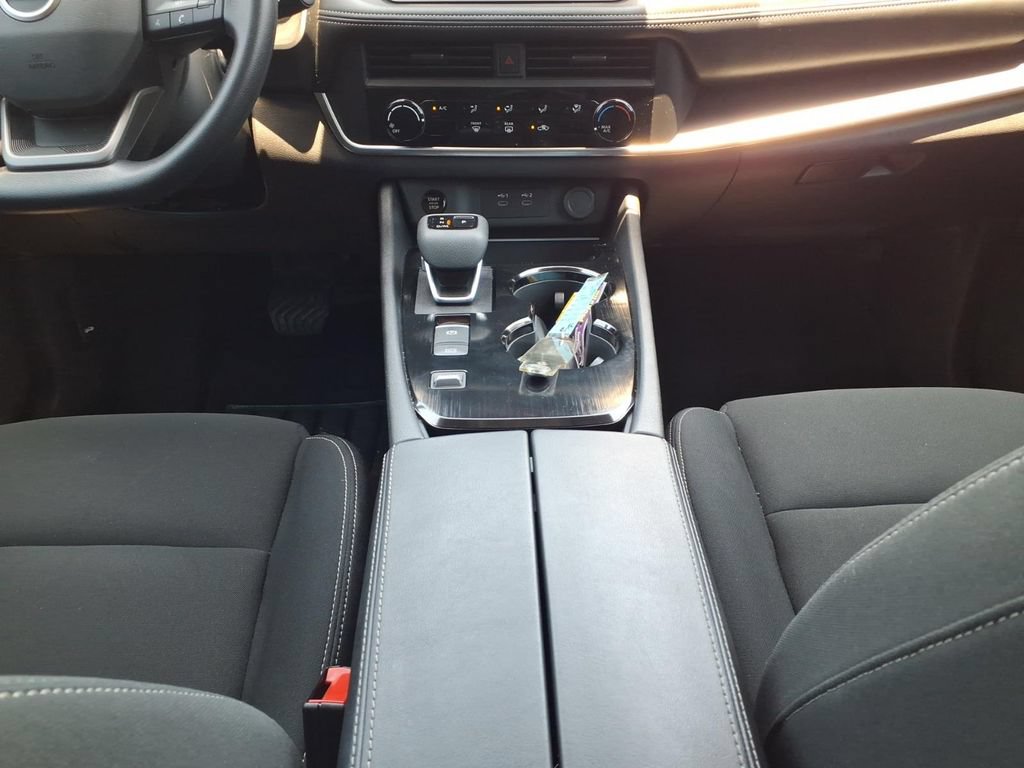 Used 2025 Nissan Rogue S FWD image 11