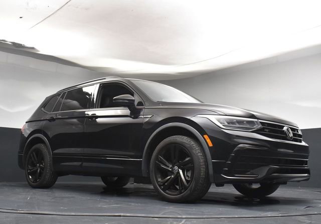 Used 2023 Volkswagen Tiguan SE R-Line image 33
