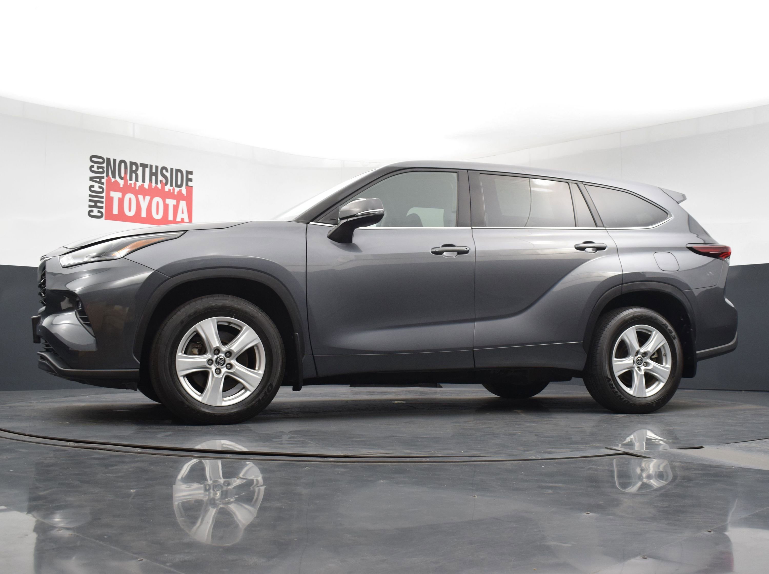 Used 2024 Toyota Highlander LE image 27