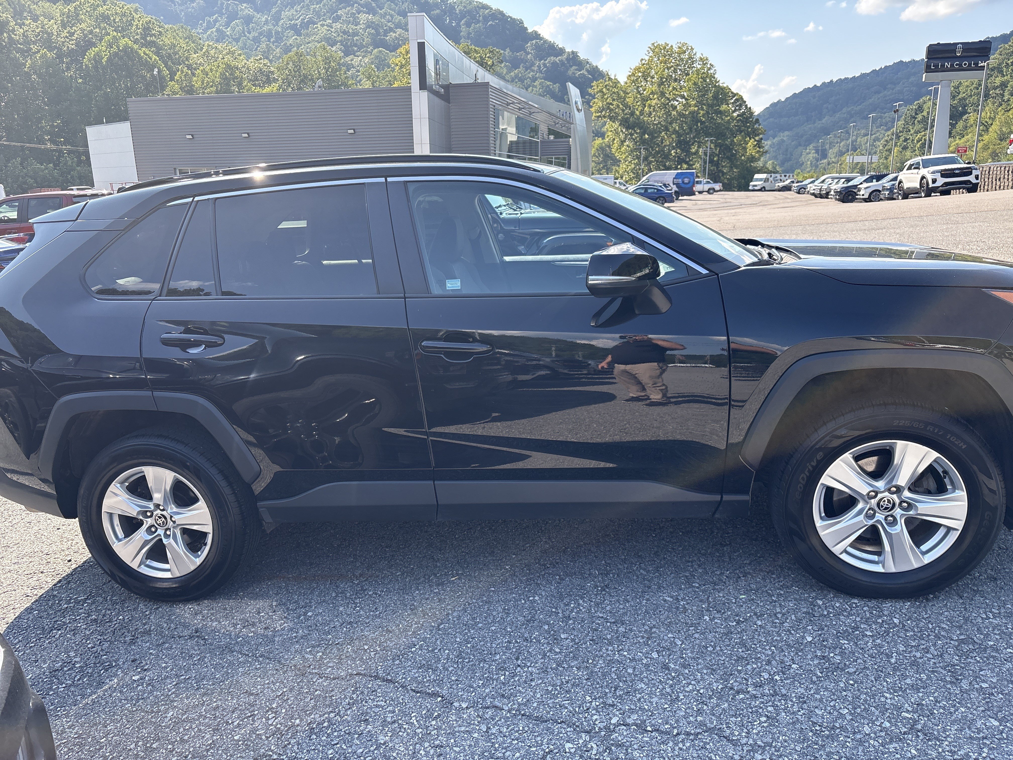 Used 2021 Toyota RAV4 XLE AWD/4WD image 3