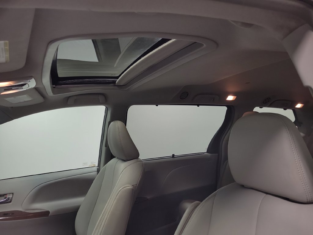 Used 2013 Toyota Sienna XLE FWD image 16