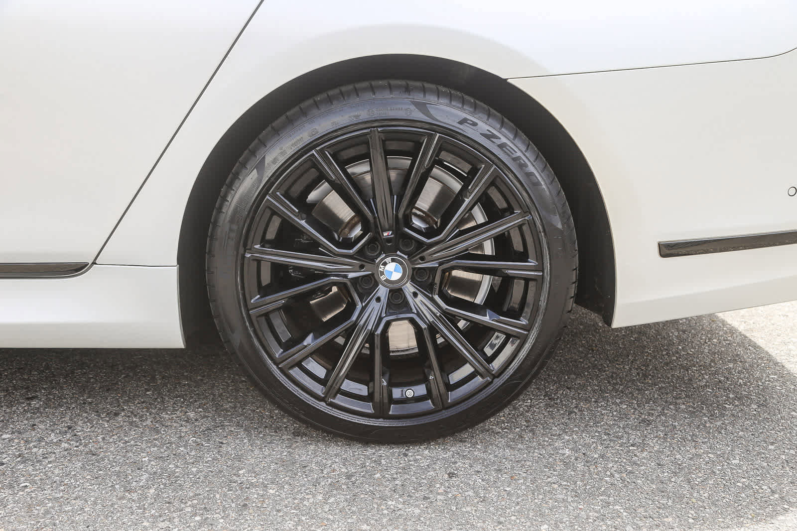 Certified 2022 BMW 750i xDrive w/ Autobahn Package image 8