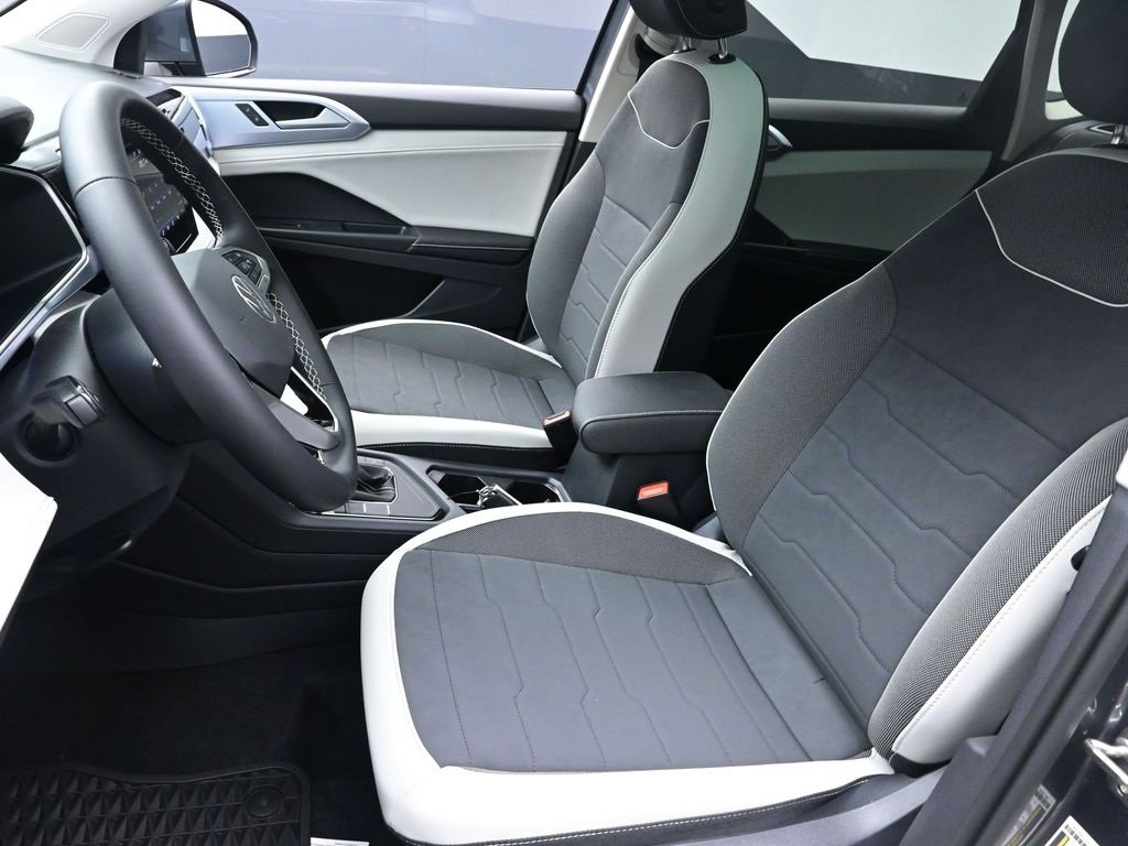 New 2025 Volkswagen Taos SE image 19