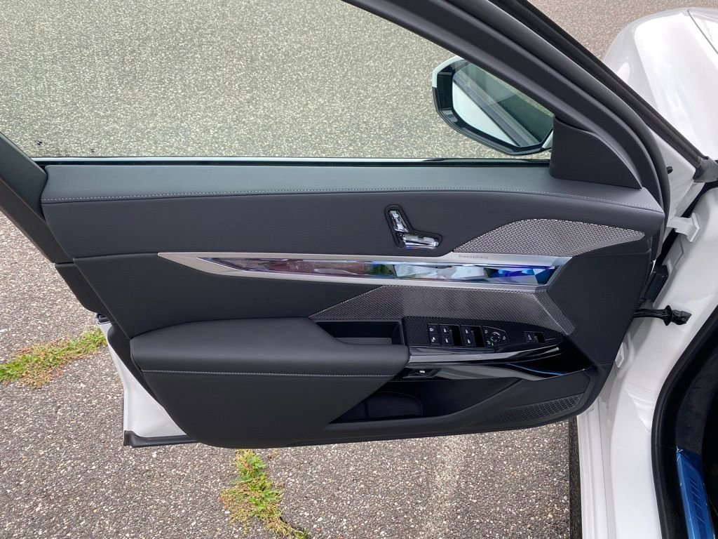 New 2026 BMW 750e xDrive w/ Premium Package image 15