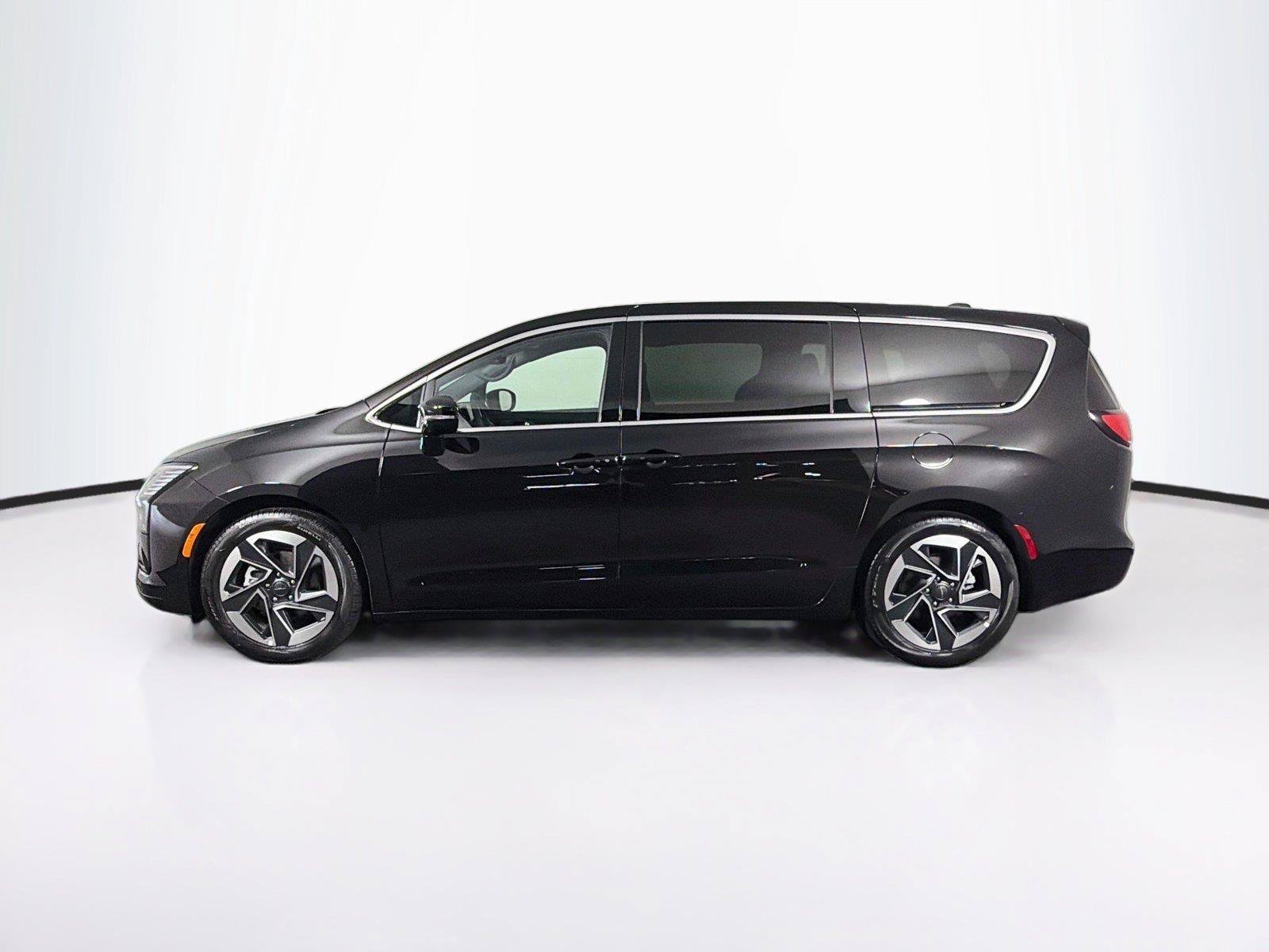 Used 2027 Chrysler Pacifica Limited FWD image 8