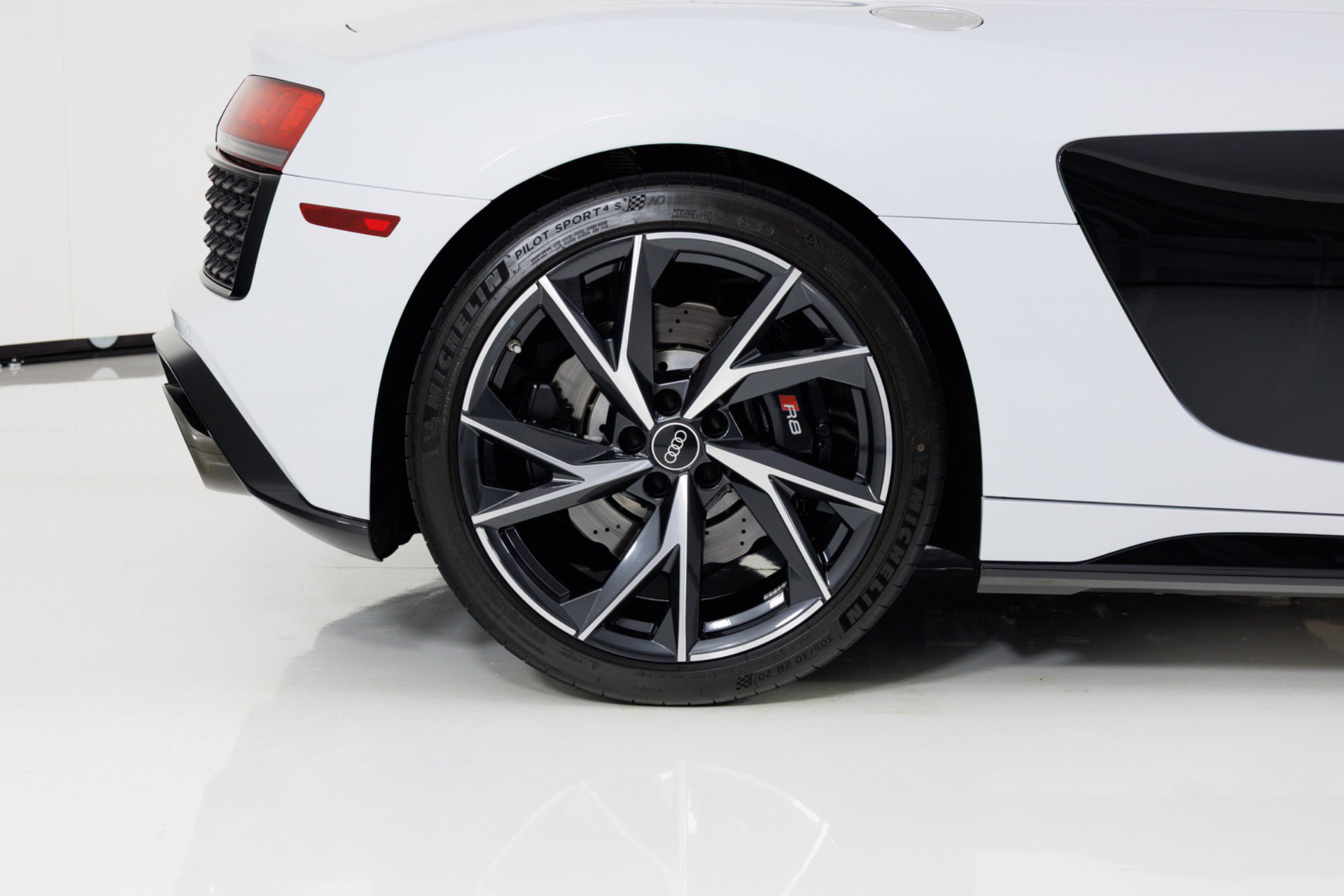 Used 2022 Audi R8 V10 w/ Premium Package RWD image 13