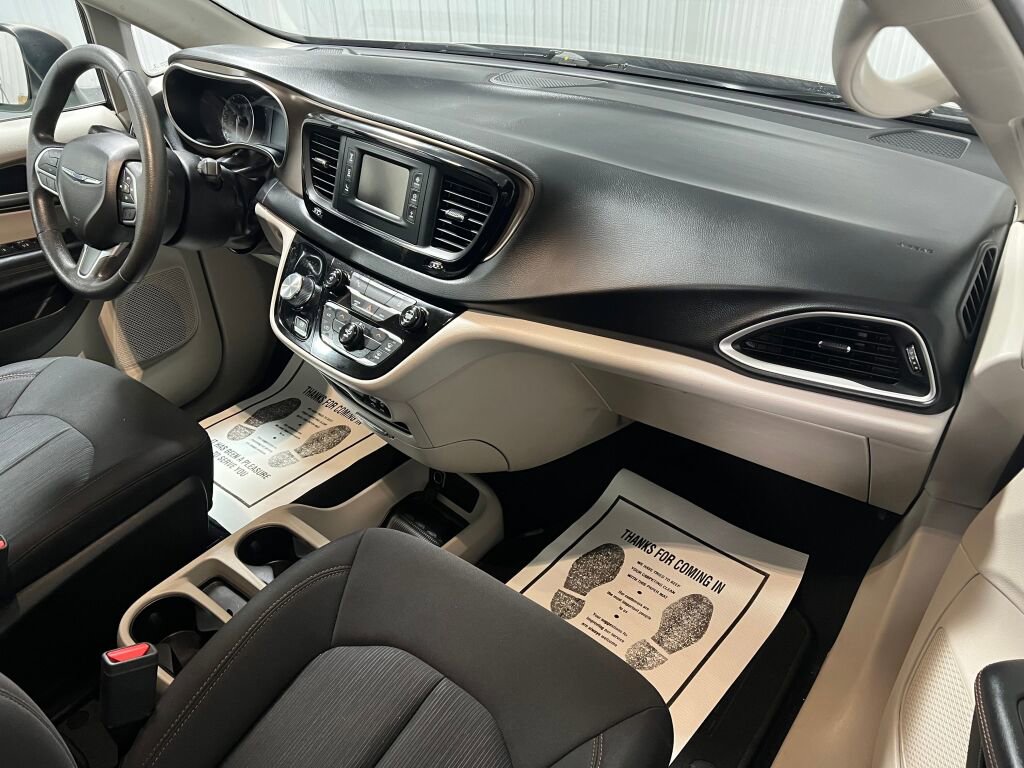 Used 2017 Chrysler Pacifica LX image 3