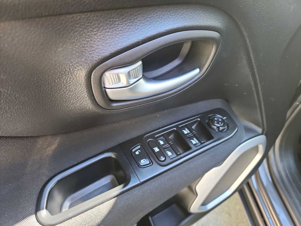 Used 2018 Jeep Renegade Latitude image 14