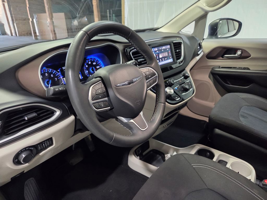 Used 2023 Chrysler Voyager LX image 12