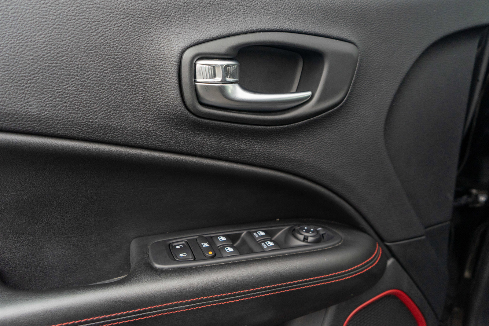 Used 2019 Jeep Compass Trailhawk w/ Cold Weather Group AWD/4WD image 14