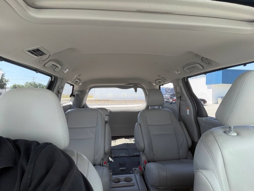 Used 2018 Toyota Sienna XLE w/ Carpet Mat Package FWD image 44