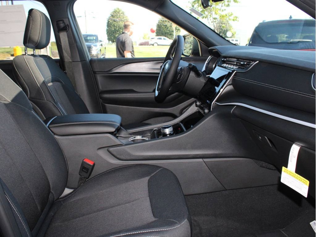 New 2025 Jeep Grand Cherokee L Laredo image 34