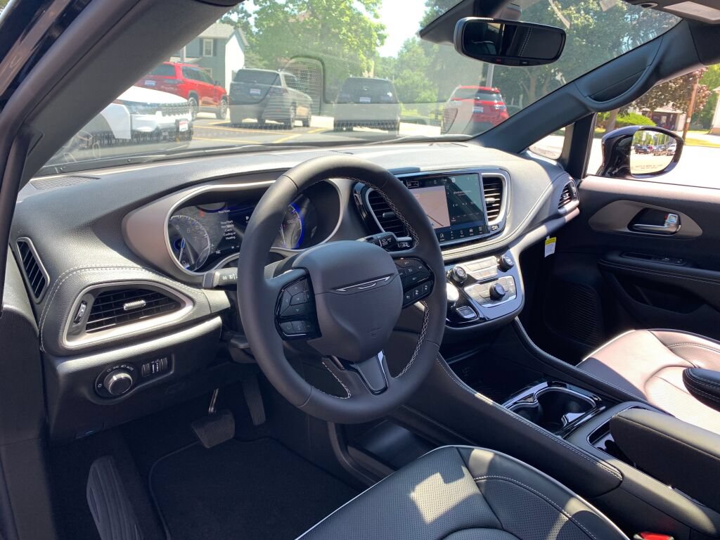 New 2027 Chrysler Pacifica Limited AWD/4WD image 9