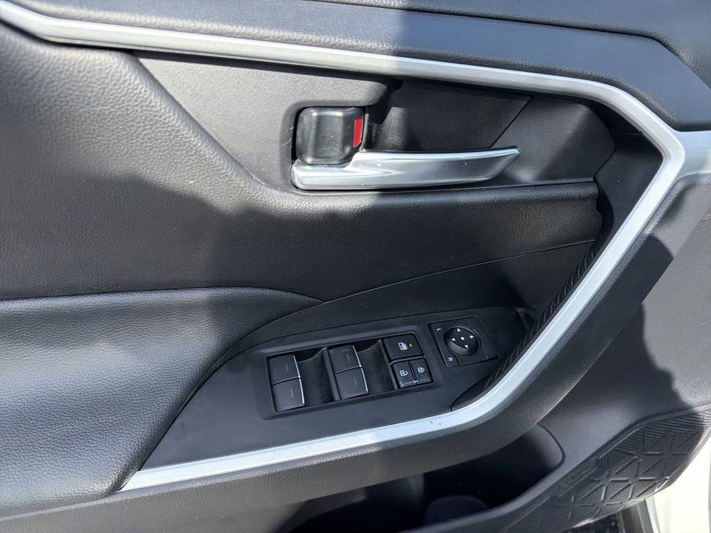 Used 2025 Toyota RAV4 XLE AWD/4WD image 15