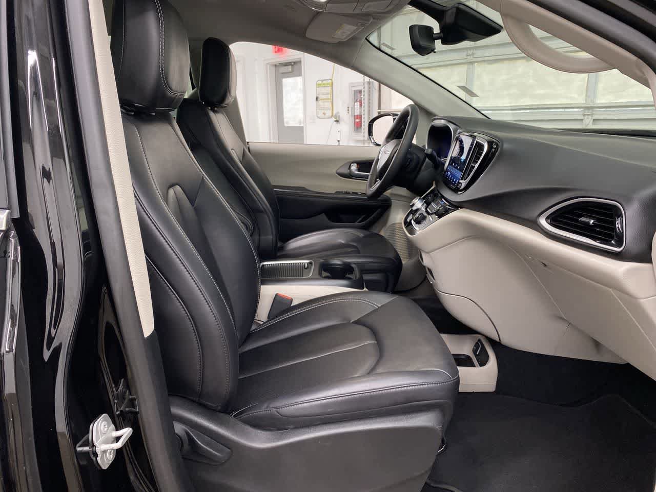 Used 2024 Chrysler Pacifica Touring-L image 19