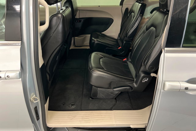 Used 2023 Chrysler Pacifica Touring-L FWD image 20