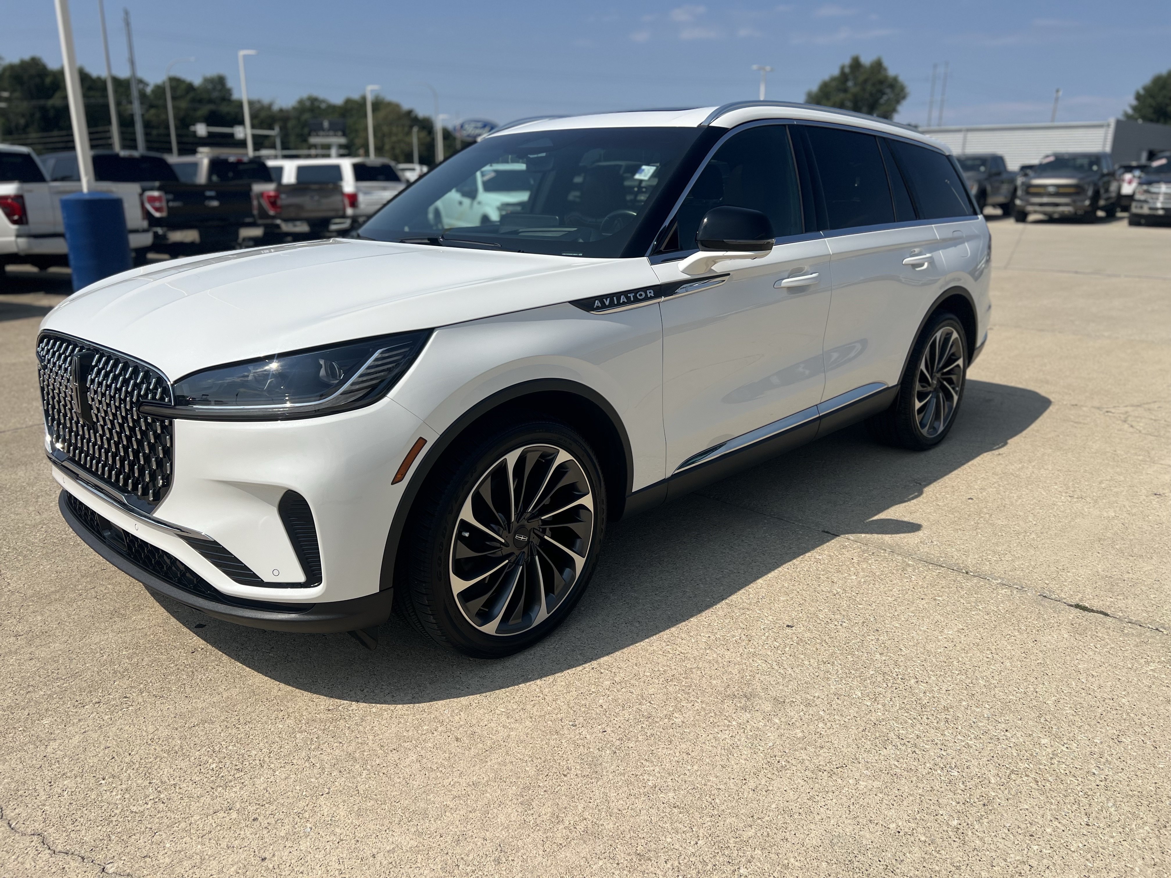 Used 2025 Lincoln Aviator Reserve w/ Equipment Group 201A AWD/4WD image 11
