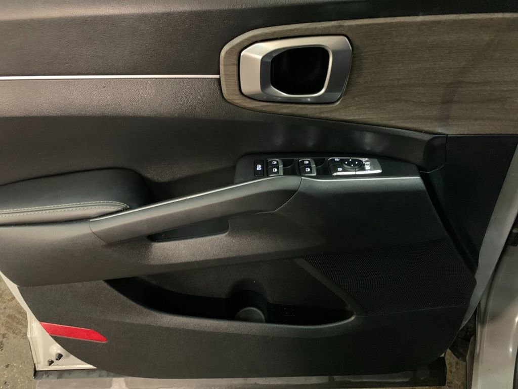 Used 2023 Kia Sorento EX w/ Panoramic Sunroof Package FWD image 12