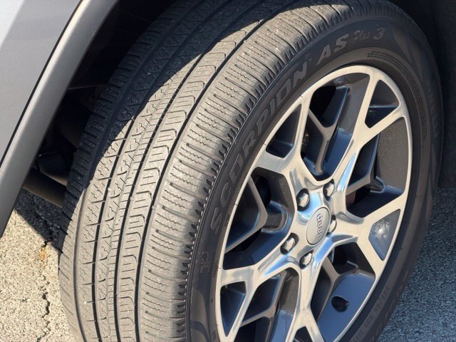 Used 2019 Jeep Grand Cherokee Limited w/ Luxury Group II AWD/4WD image 11