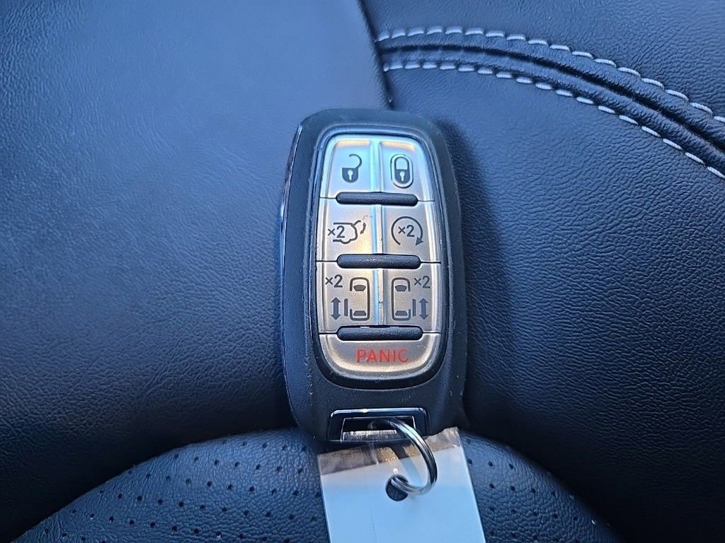 Used 2025 Chrysler Pacifica Select image 99