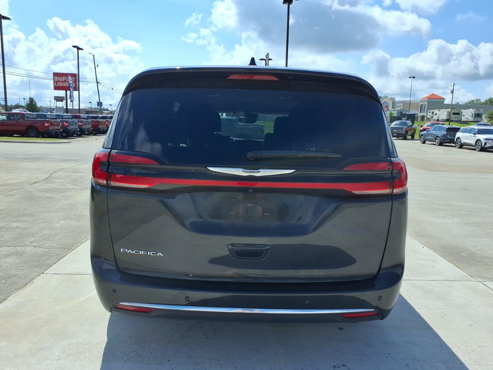 Used 2024 Chrysler Pacifica Touring-L FWD image 4